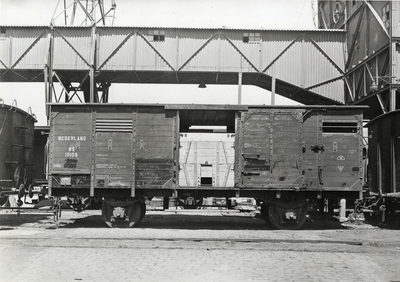 163215 Afbeelding van de gesloten goederenwagen nr. 10109 (type CHDG) van de N.S. bij de graanelevator aan de Maashaven ...